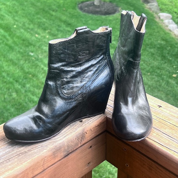 Frye Carson‎ Womens Wedge Ankle Booties Leather Back Zip Black Women's 7M - Picture 1 of 7